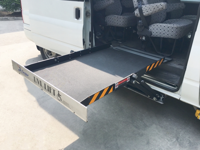 中门底盘下安装轮椅升降机Mini-UVL-750