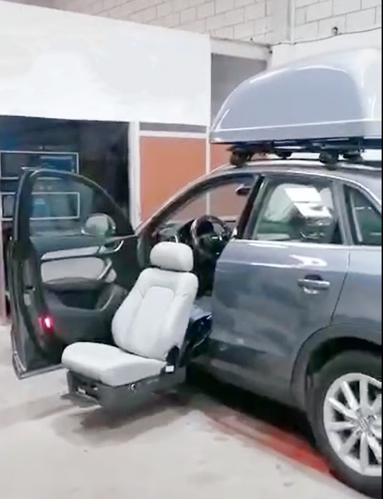 奥迪Audi Q3（主驾+车顶）